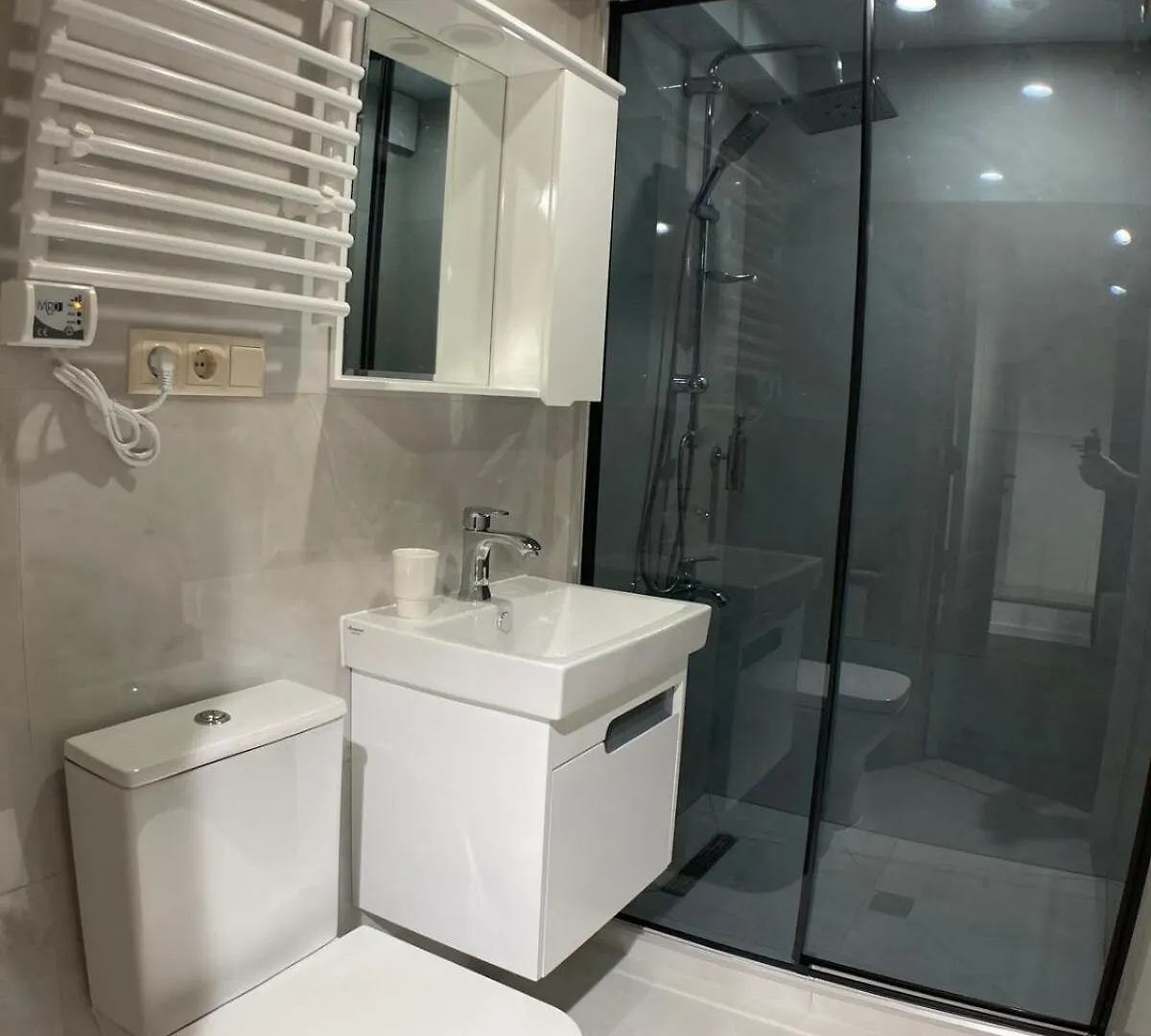 A Cozy And Comfortable Semi-Basement Apartment Tbilisi 0*,