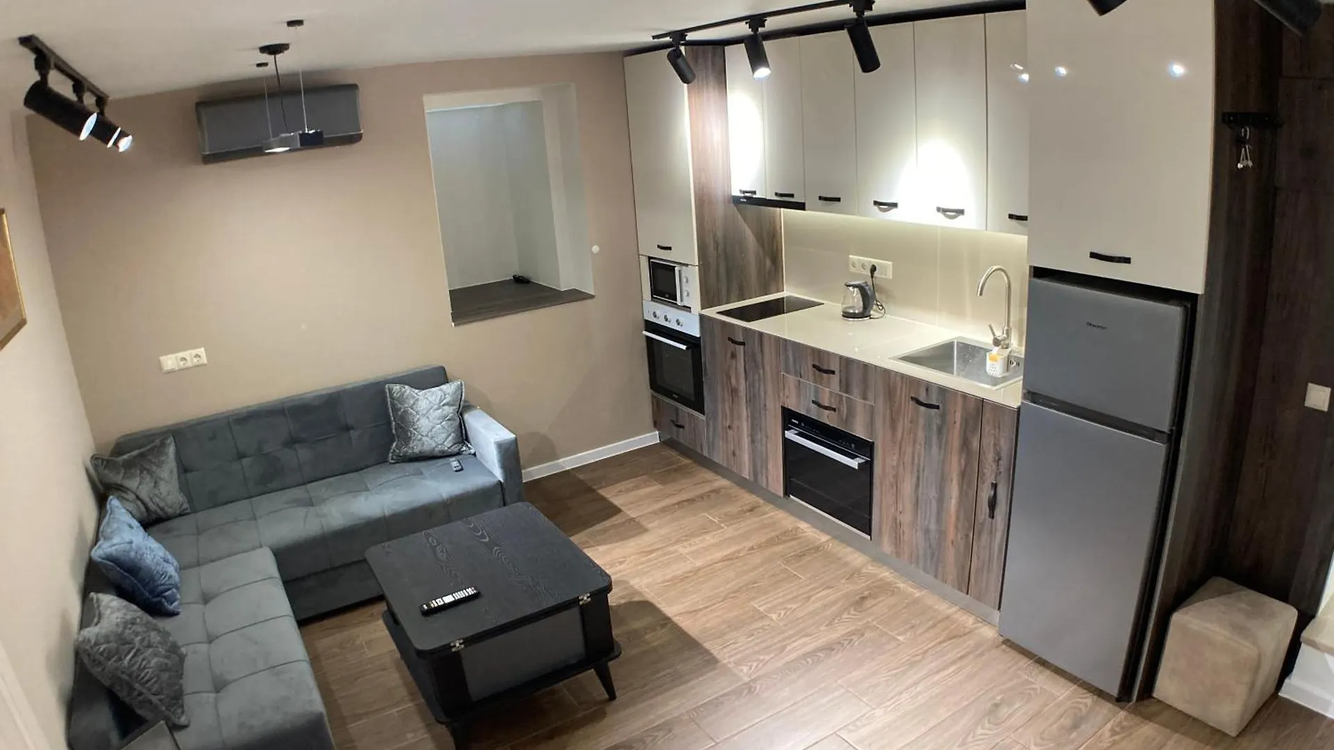 A Cozy And Comfortable Semi-Basement Apartment Tbilisi 0*,  Georgien