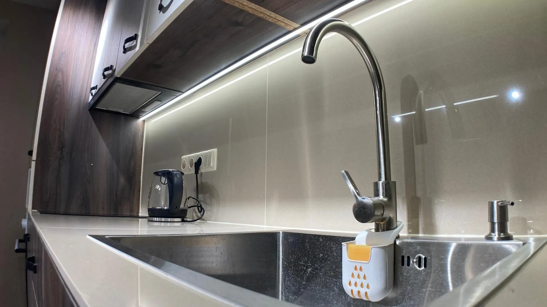A Cozy And Comfortable Semi-Basement Apartment Tbilisi 0*,  Georgien