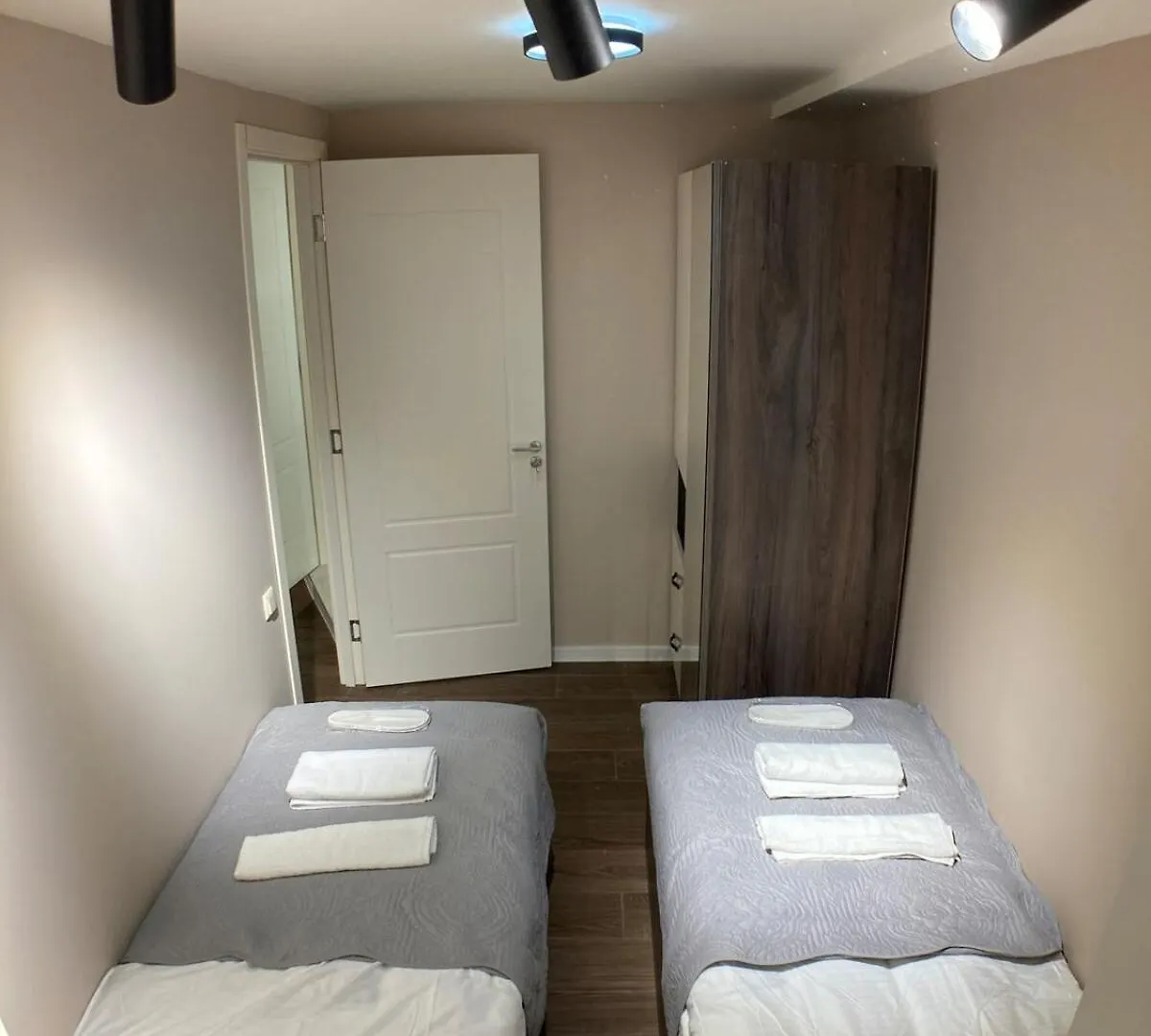 A Cozy And Comfortable Semi-Basement Apartment Tiflis Georgia