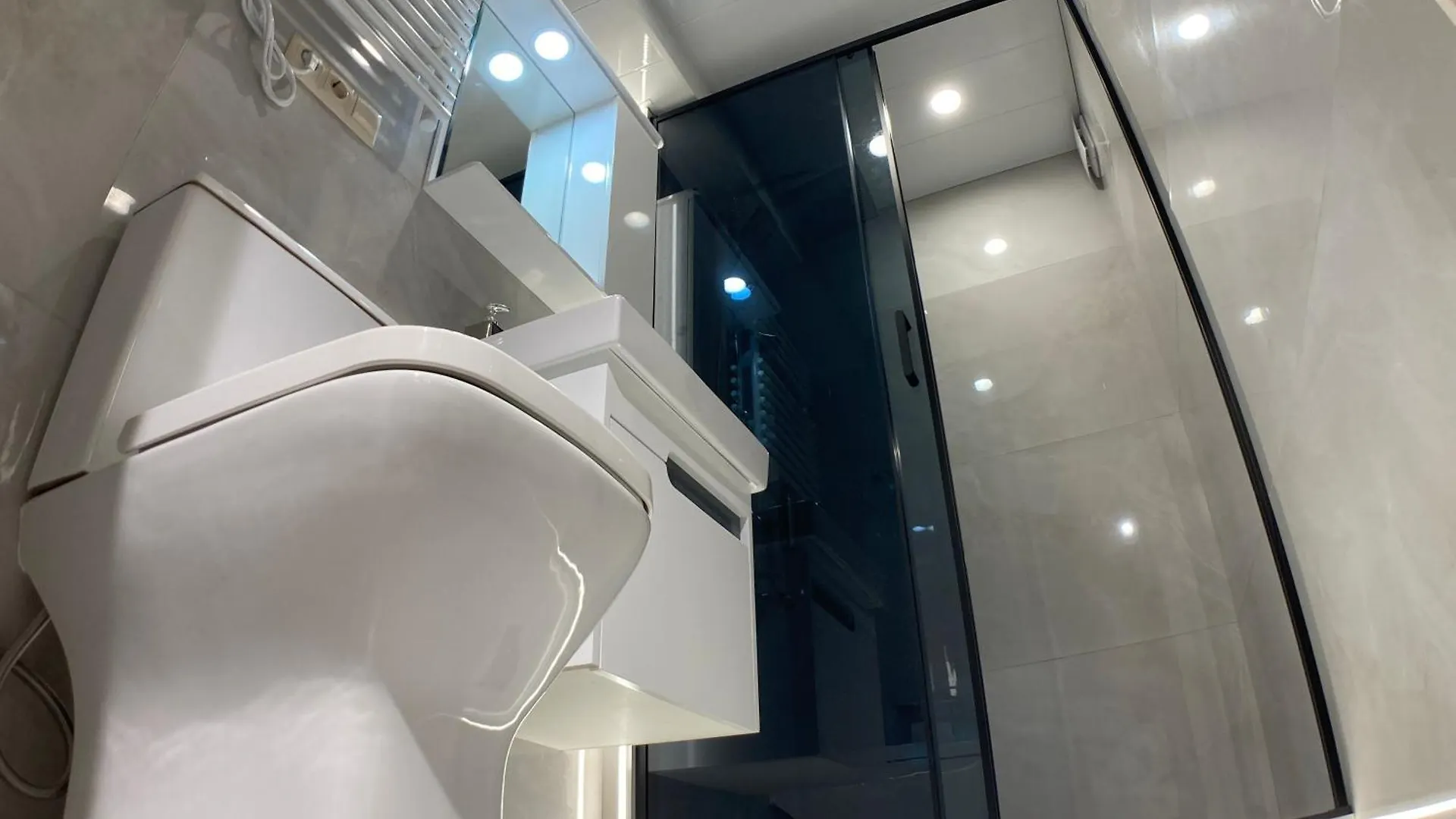A Cozy And Comfortable Semi-Basement Apartment Tiflis