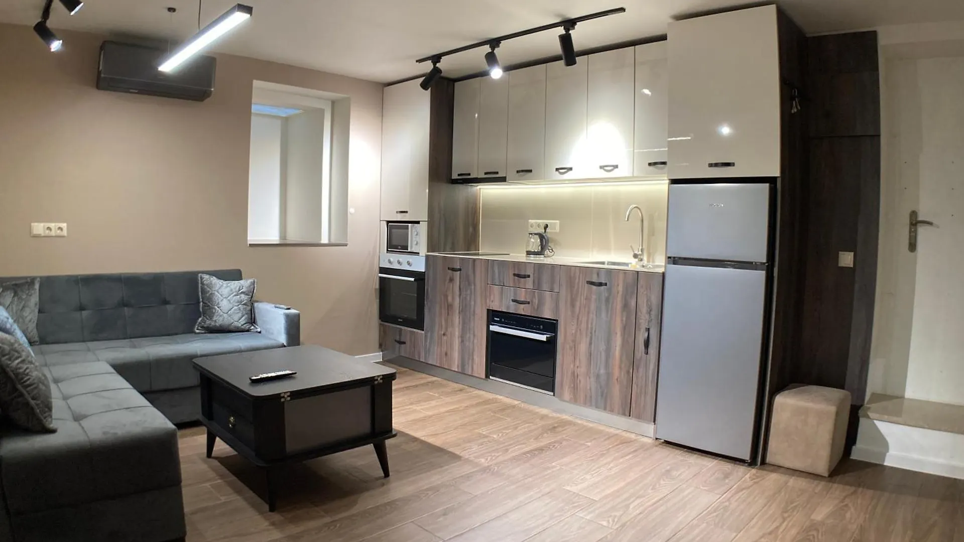 A Cozy And Comfortable Semi-Basement Apartment Tiflis Georgia